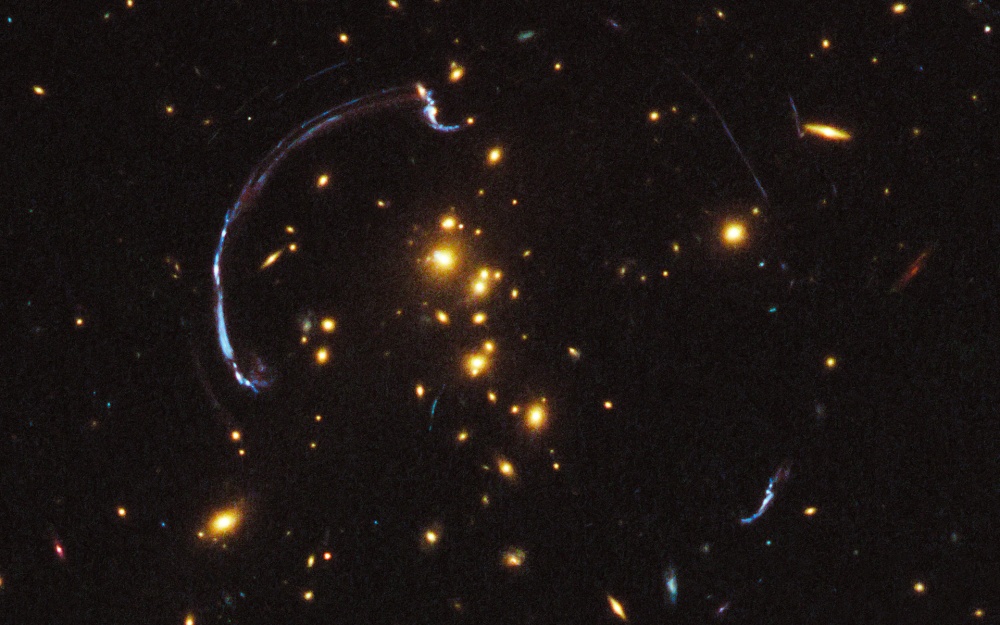 Hubble sees giant lensed galaxy arc